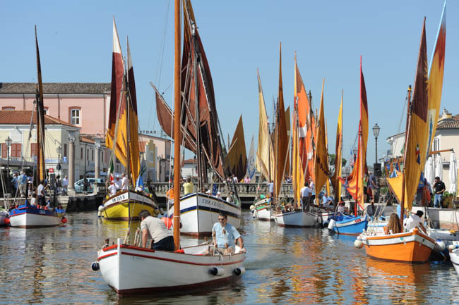 Raduno di barche tradizionali per la Festa di Garibaldi