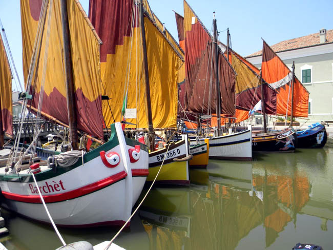 Raduno delle barche tradizionali romagnole a Cesenatico